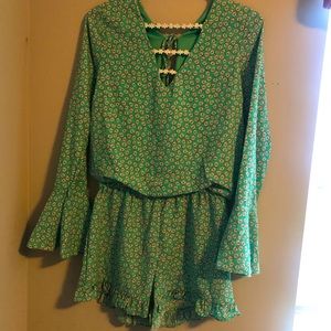 💖5/$25 Mint green Daisy print romper / bell sleeves / small / NWT